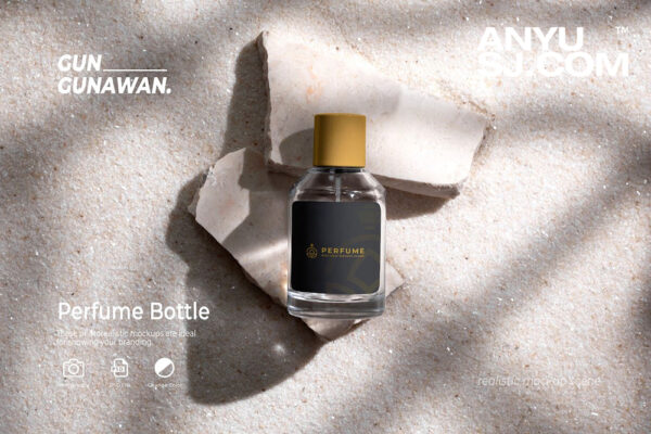 2款极简优雅香水玻璃瓶香水瓶白沙滩石块场景PSD样机Perfume Bottle on Stone and White Sand Background