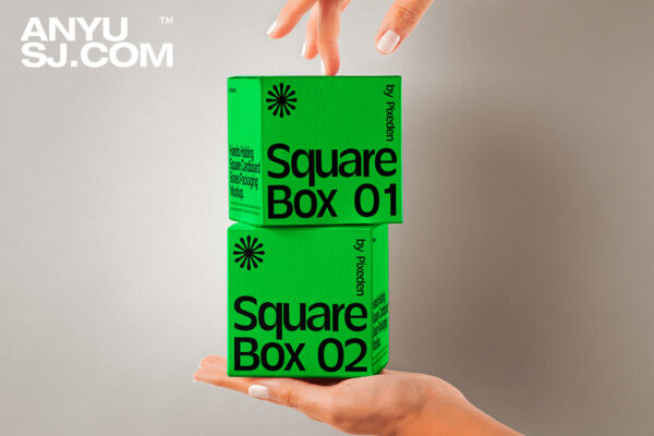 极简质感手持立方体正方形产品品牌包装盒纸盒礼盒快递盒PSD样机Hands Holding Cardboard Psd Box Packaging Mockup-第5496期-