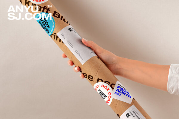 现代极简质感牛皮纸纸筒纸管包装PSD外观设计展示样机Hand Holding Kraft Tube Psd Mockup-第5750期-